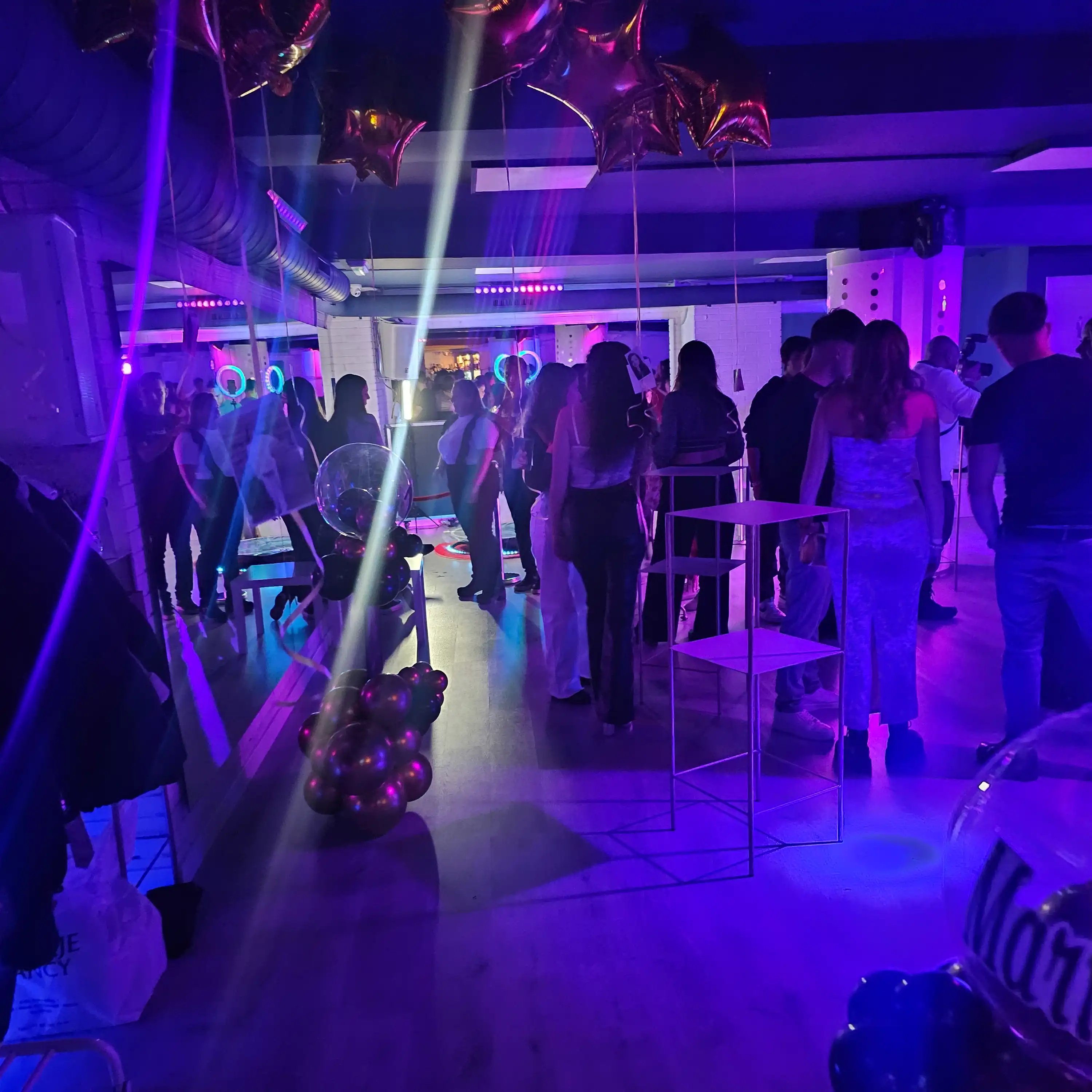 Vista general de la sala decorada para fiesta