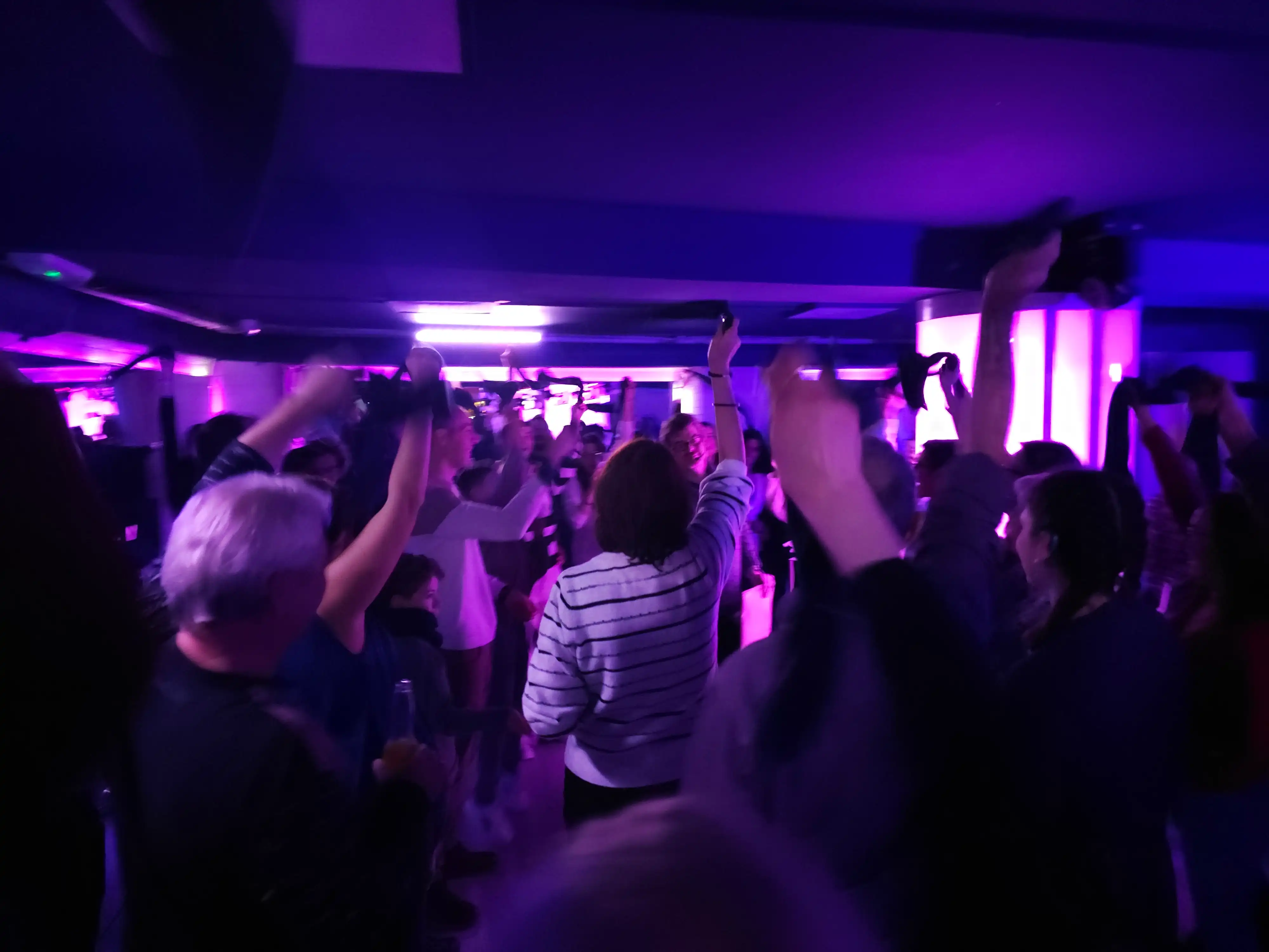 Gente bailando en un evento privado