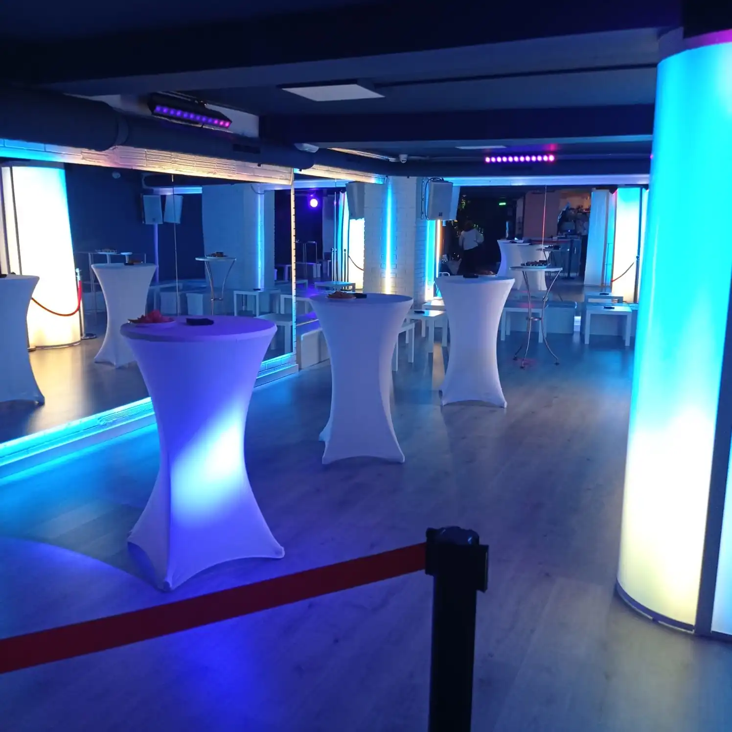Decoración y mesas altas para catering